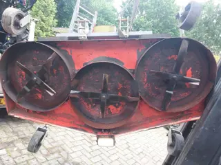 diverse maaidekken en klepelmaaiers en frezen en vegers