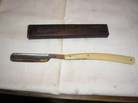 Antiek scheermes in etui / houder