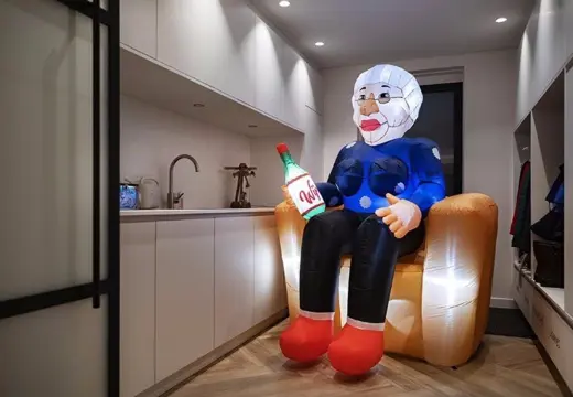 Sarah pop zittend op bank voor binnen te huur, landelijke be