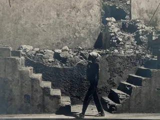 Desconicido. - Mujer paseando entre ruinas de la ciudad, La
