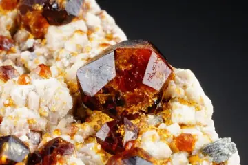 Sinaasappel SPESSARTIET GRANETS met FLUORIET, MICA en