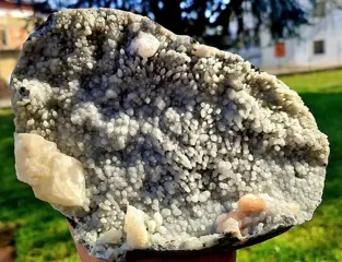 Verbazingwekkende stilbiet en calciet groeien op