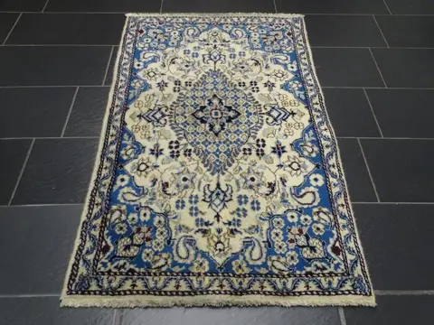 Nain mit Seide - Tapijt - 150 cm - 90 cm