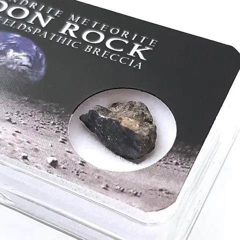 Maan meteoriet. Rock from the Moon in verzamelbox - 0.8 g