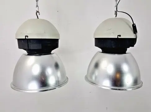 Twee grote hanglampen