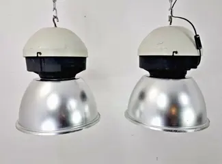 Twee grote hanglampen