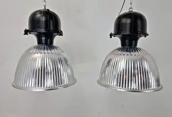 Twee grote hanglampen