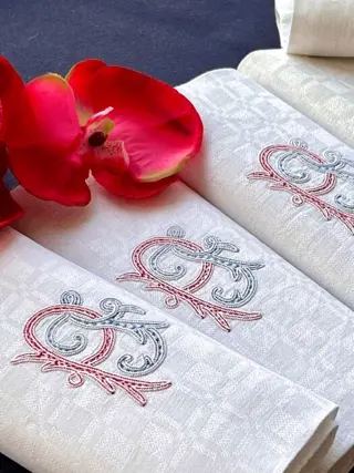 Antieke servetten van damast linnen met monogram, met de