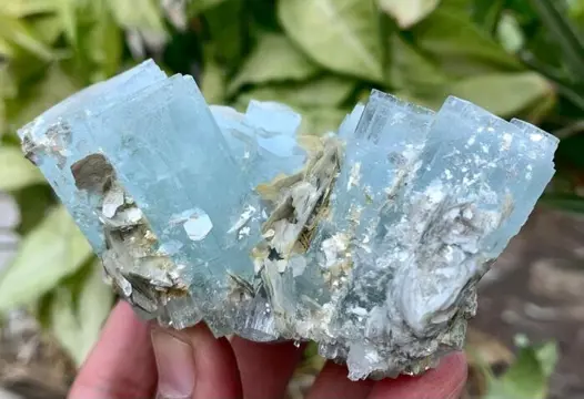 Natuurlijke beëindigde aquamarijnkristallen met mica
