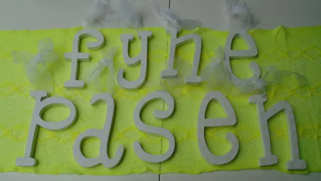 FIJNE PASEN LETTERS WIT- GEEL Nieuw