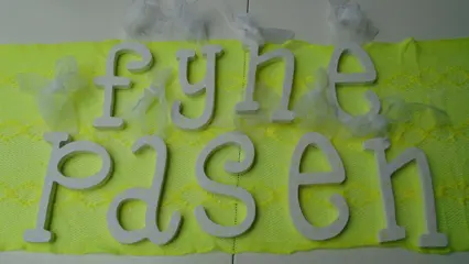 FIJNE PASEN LETTERS WIT- GEEL Nieuw