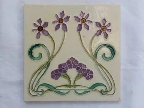 Societé Morialmé - Jugendstil art nouveau tegel met daarop