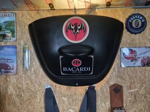 Decoratief object - Vw kever motorklep wandlamp Bacardi