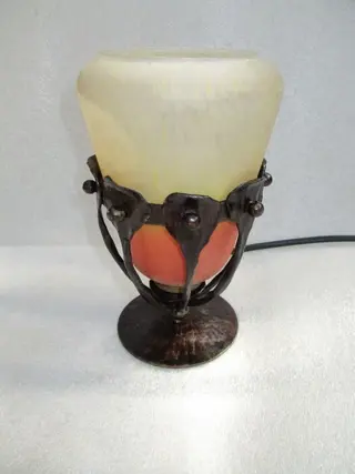 Art Deco nachtlampje. Smeedijzer en glas omstreeks 1920.