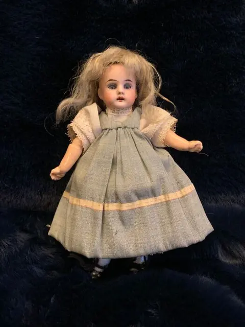 Oud Duits popje , 19 cm Bisque hoofd , gemerkt : 355 dep