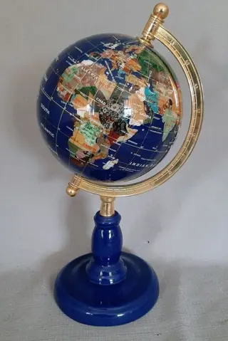 Lapis globe gemaakt van halfedelstenen lapis lazuli -