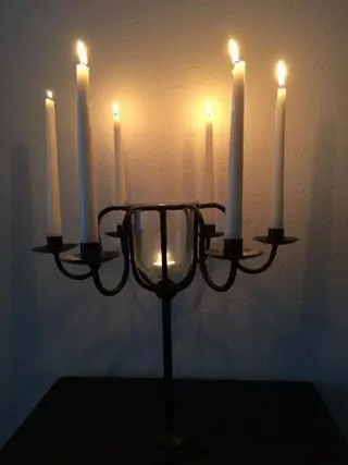 Kandelaar , waxinelichtje in het hart van de kandelaar , gla