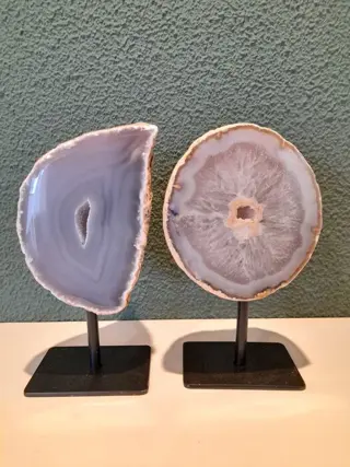 Agaat geodes natuurlijke kleur op metalen standaard -