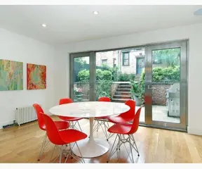 Tulip tafel 137cm Carrara marmeren blad