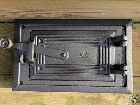 Kacheldeur , veegluik , openhaarddeur , openhaardluik