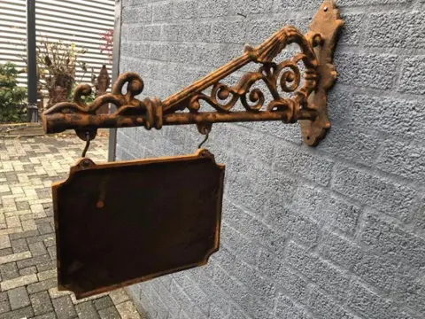 Uithangbord , naambord , gevelbord