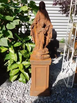 Beeld maagd Heilige Maria met kind