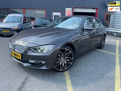 BMW 3-serie 320i High Executive / NAP / AUTOMAAT / LEER / SP VLG /
