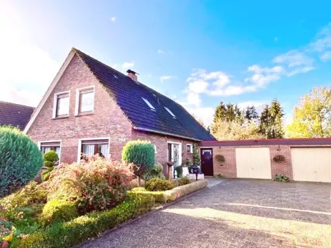 Vrijstaande woning op ruime kavel. vlak over de grens