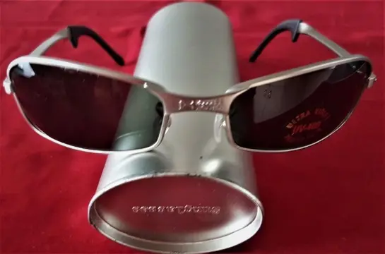 ZONNEBRIL VAN RUSSELL ATHLETIC IN DE ORG.VERPAKKING