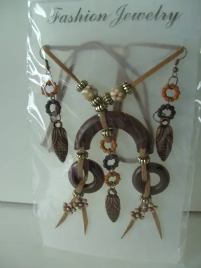 KETTING MET OORBELLEN HOUT DENNENAPPEL (10) NIEUW