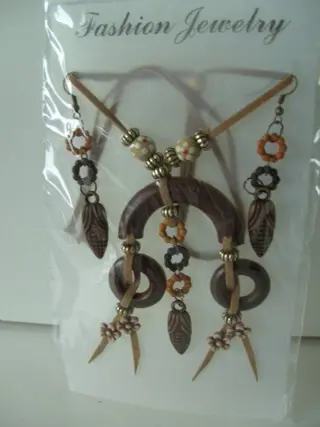 KETTING MET OORBELLEN HOUT DENNENAPPEL (10) NIEUW