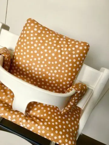 Gecoate okergele kussens voor stokke tripp trapp kinderstoel