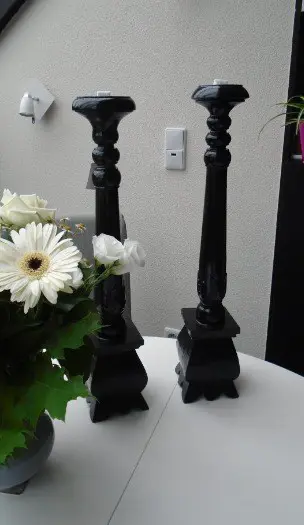 HOUTEN HANDGEMAAKTE KANDELAAR ZWART 60 CM NIEUW.