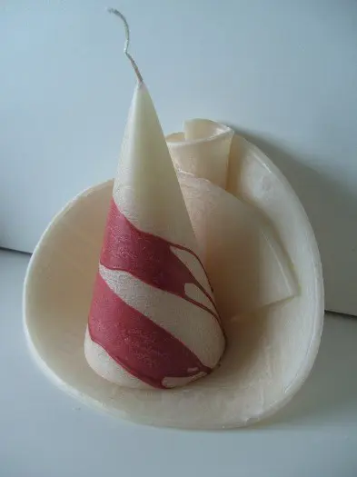 HANDGEVOUWEN KAARSEN HAND MADE ROOD ECRU PIRAMIDE GROOT