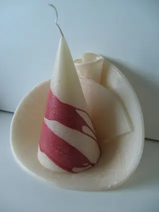 HANDGEVOUWEN KAARSEN HAND MADE ROOD ECRU PIRAMIDE GROOT