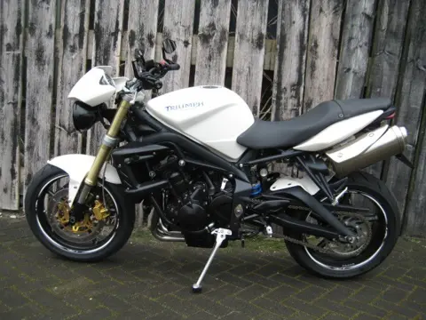 TRIUMPH STREET TRIPLE 675 2008