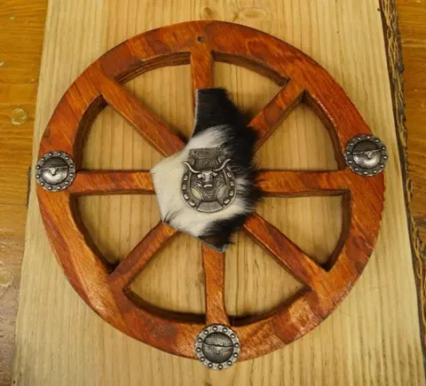 Karrewiel met stieren schedels en koeienhuid