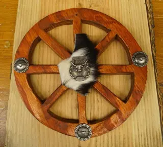 Karrewiel met stieren schedels en koeienhuid