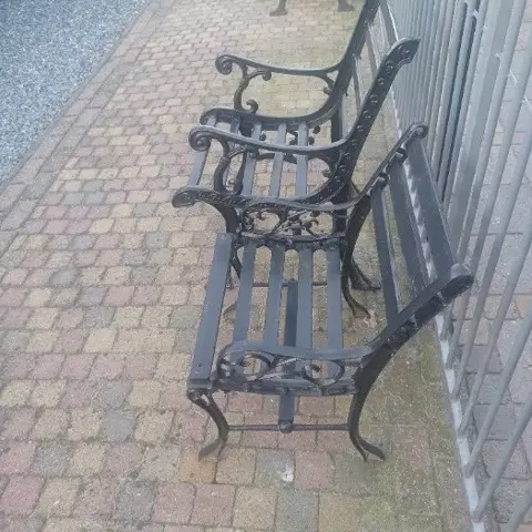 2x gietijzeren stoelen