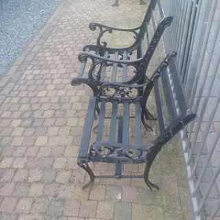2x gietijzeren stoelen