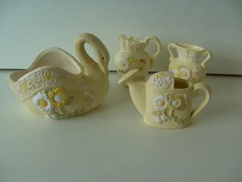 MINIATUUR SET GEEL MET BLOEMEN 4 DLG Nieuw