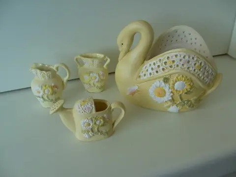 MINIATUUR SET GEEL MET BLOEMEN met ZWAAN 4 DLG Nieuw