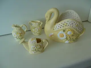 MINIATUUR SET GEEL MET BLOEMEN met ZWAAN 4 DLG Nieuw