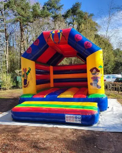 Wie huurt binnenkort een springkussen?