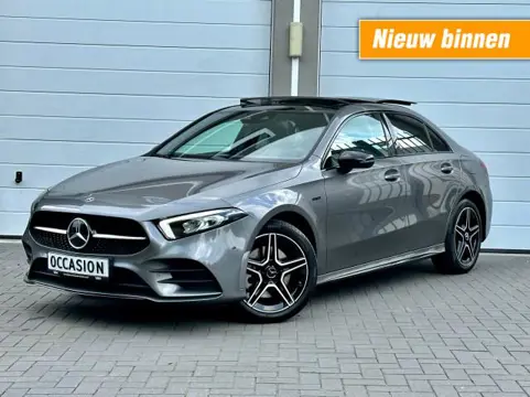MERCEDES-BENZ A-KLASSE A250e Limo AMG Line Hybride Pano Sfeer Night Carplay Widescreen 