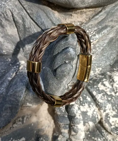 Paardenhaar armband - met twee vierkant gevlochten vlechten