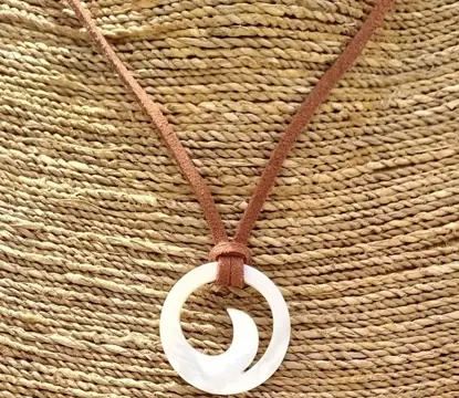 Schelp_ketting - van echte schelp - en leren ketting