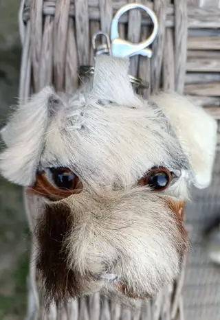 Honden sleutelhanger met witte hangende oortjes