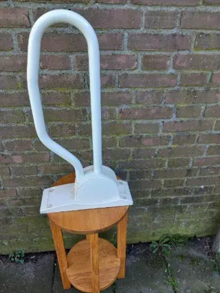 Opklapbare toiletbeugel voor aan de muur