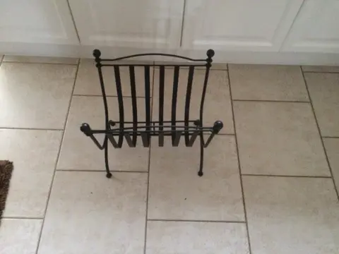 Smeedijzeren kranten/tijdschriften/boekenrek/houtrek